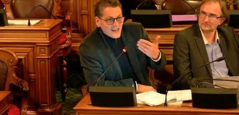 Effacement de la devise républicaine sur l'église Notre-Dame-de-Lorette (9e). Jean-Noël AQUA